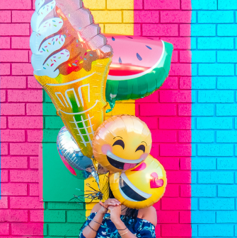 Balões em formato de emojis